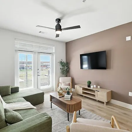 95 Luxury 2B2B Condo Dt Fort Worth, Resort Style Pool & Gym, Golf Simulator, 7M To Dickies Stadium, 15M To At&T Stadium