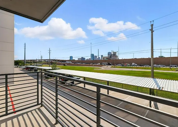 95 Luxury 2b2b Dt Worth, Style Pool & Gym, Golf Simulator, 7m To Dickies Stadium, 15m To At&t Stadium Fort Worth