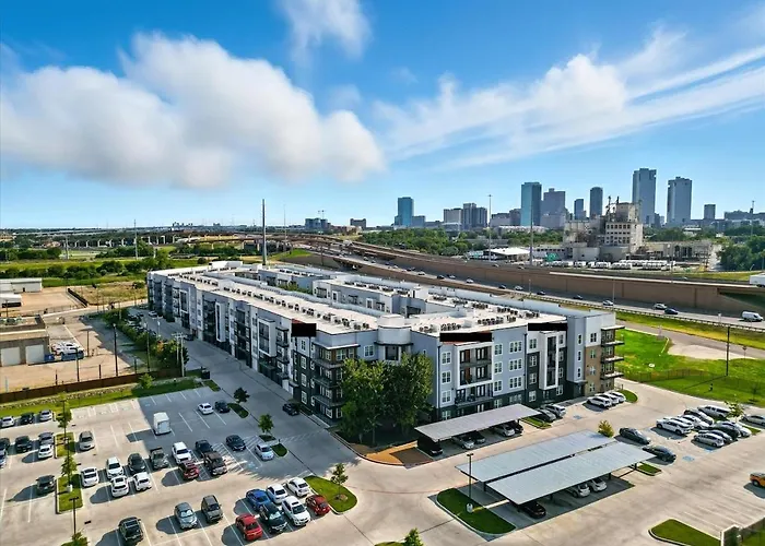 Apartamento 95 Luxury 2b2b Dt Worth, Style Pool & Gym, Golf Simulator, 7m To Dickies Stadium, 15m To At&t Stadium *