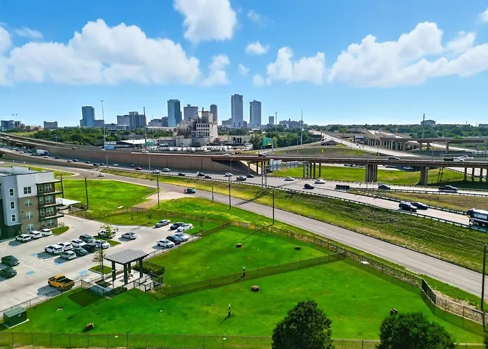Apartamento 95 Luxury 2b2b Dt Worth, Style Pool & Gym, Golf Simulator, 7m To Dickies Stadium, 15m To At&t Stadium *