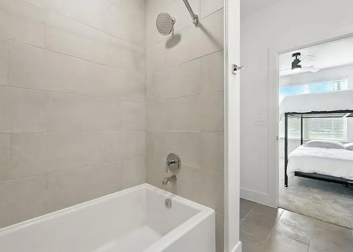 95 Luxury 2b2b Dt Worth, Style Pool & Gym, Golf Simulator, 7m To Dickies Stadium, 15m To At&t Stadium Apartamento Fort Worth