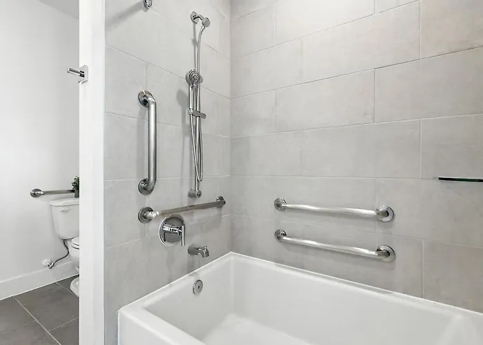 95 Luxury 2b2b Dt Worth, Style Pool & Gym, Golf Simulator, 7m To Dickies Stadium, 15m To At&t Stadium Apartamento